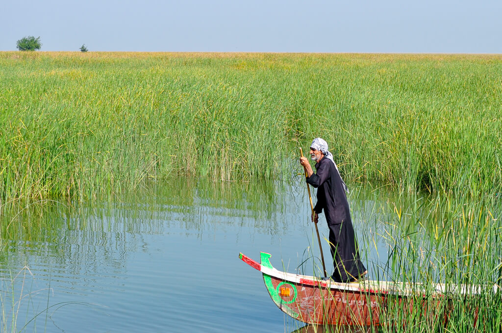 イラクの湿地帯をいく村人
